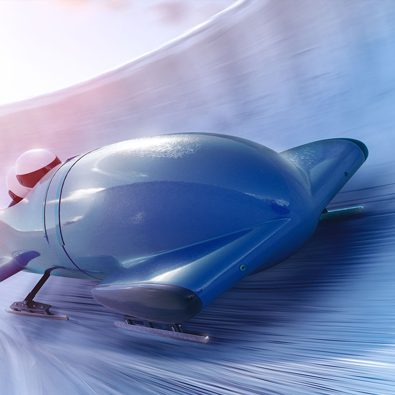 Blauer Bob fährt mit hoher Geschwindigkeit durch eine vereiste Bahn, symbolisiert Effizienz und Kältetechnik.